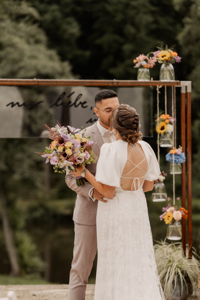 Blumenverzierter Traubogen für freie Trauung auf einer Wiese im saarländischen Wald