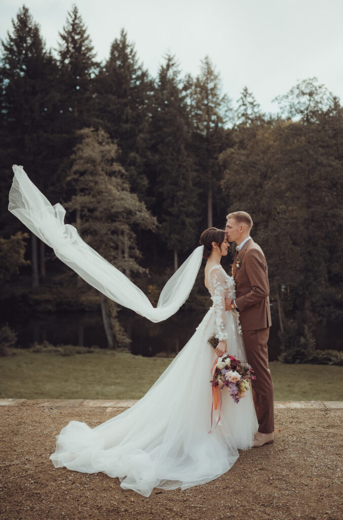 Hochzeitspaar im Saarland draußen in der Natur