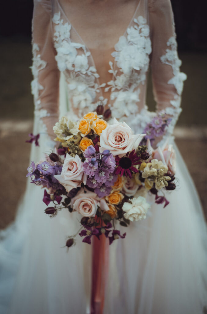 Braut mit einem Hochzeitsstrauß