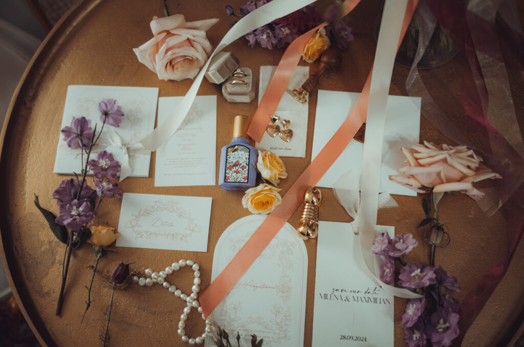 Hochzeitdekoration durch stimmige orange, gelb und lila töne kombiniert