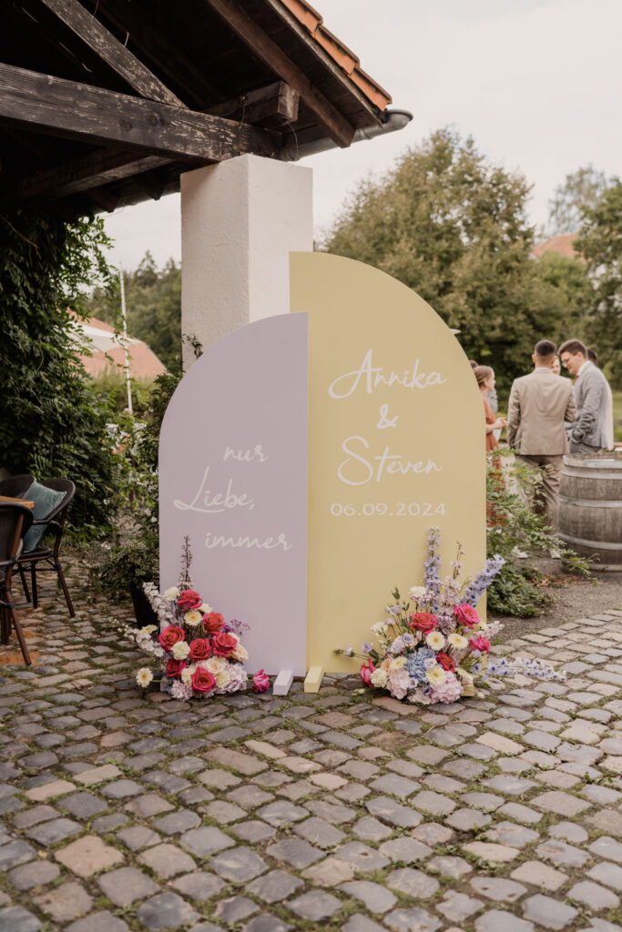 Hochzeit Aufsteller mit Blumen
