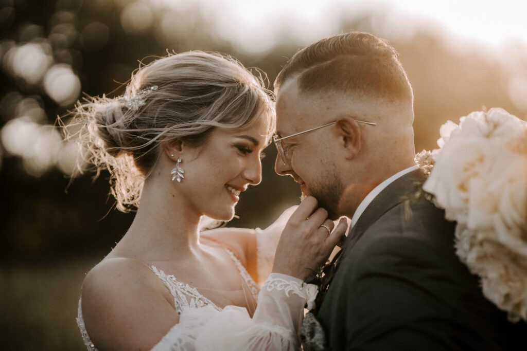 Verliebtes Hochzeitspaar in der Natur in Saarbrücken
