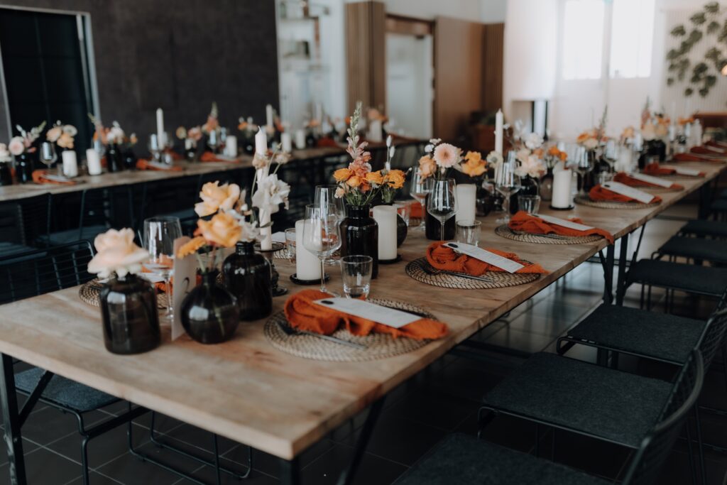 Hochzeitsdekoration auf einem Tisch