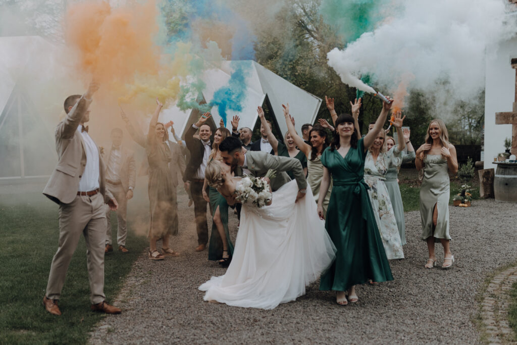 Hochzeitsgesellschaft feiert